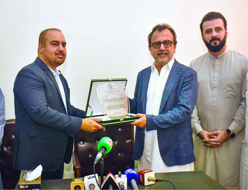 Qasim Butt, Head of the Sardar Farooq Ahmed Khan Leghari Airport Expansion Project, presenting a shield to Federal Minister for Energy Sardar Awais Ahmed Khan Leghari
