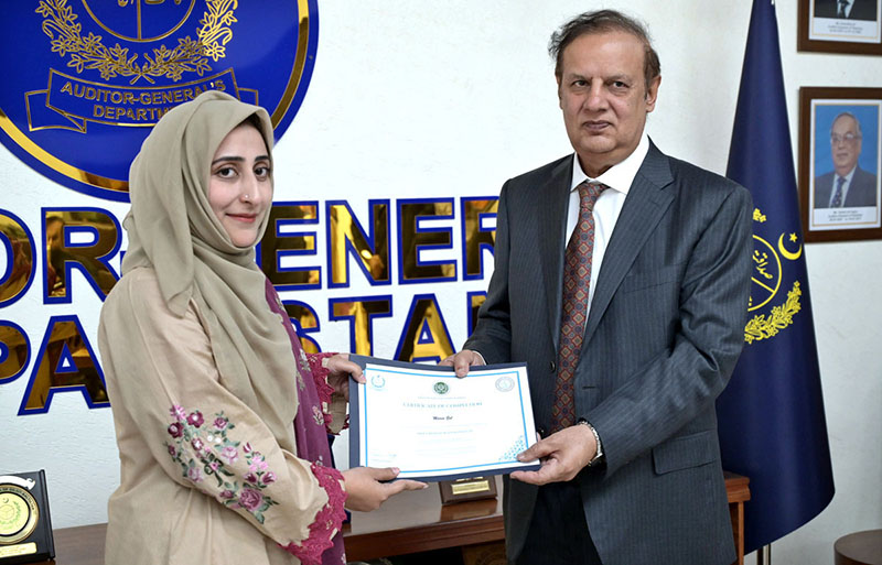 Auditor General of Pakistan Maqbool Ahmed Gondal giving away certificates to the participants at the completion ceremony of the first batch of a specialized training programme on Procurement Rules and EPADS 2.0, organized by the Pakistan Audit & Accounts Academy in collaboration with the Public Procurement Regulatory Authority