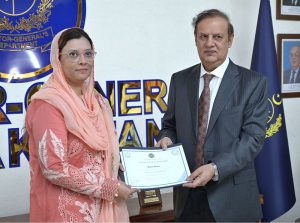 Auditor General of Pakistan Maqbool Ahmed Gondal giving away certificates to the participants at the completion ceremony of the first batch of a specialized training programme on Procurement Rules and EPADS 2.0, organized by the Pakistan Audit & Accounts Academy in collaboration with the Public Procurement Regulatory Authority