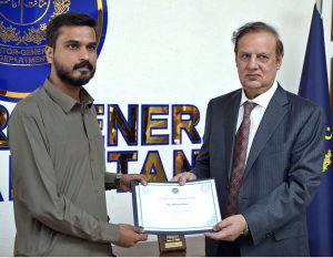 Auditor General of Pakistan Maqbool Ahmed Gondal giving away certificates to the participants at the completion ceremony of the first batch of a specialized training programme on Procurement Rules and EPADS 2.0, organized by the Pakistan Audit & Accounts Academy in collaboration with the Public Procurement Regulatory Authority