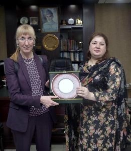 Acting Managing Director Sabeen Usman Khattak presenting souvenir to German Ambassador to Pakistan Ms. Ina Lepel at APP Headquarters.