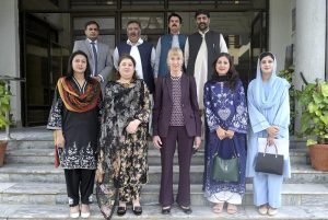 Acting Managing Director Sabeen Usman Khattak presenting souvenir to German Ambassador to Pakistan Ms. Ina Lepel at APP Headquarters.