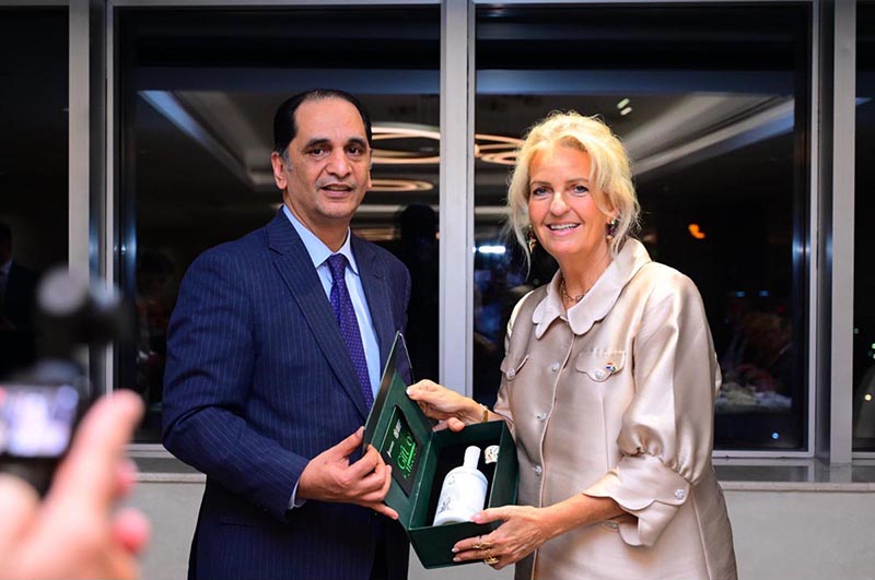 Federal Secretary for Commerce Jawad Paul presents Pakistani olive oil to Ms. Merlin Melles, Head of the visiting Dutch business delegation, as a token of goodwill and to promote the branding and international recognition of Pakistani products, during a business dinner hosted in Islamabad to strengthen bilateral trade and investment cooperation between Pakistan and the Netherlands