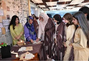 Chairperson and Dean Professor Dr. Ayesha Humayun addressing a ‘Mushaira’ (poetic symposium) event themed "Dabistan-e-Faraz" at Sheikh Zayed Hospital. APP/AMI/MAF/TZD/ABB