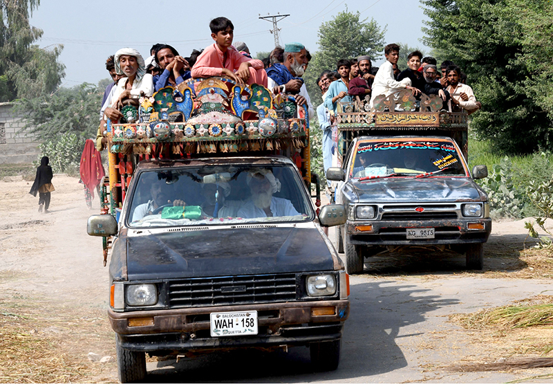 A large number of passengers traveling on the rooftop of vans at Fatehpur Mirani village Road may cause any mishap and needs the attention of concerned authorities