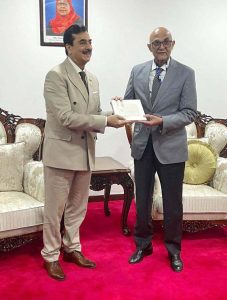 Hon. Mussa Azzan Zungu, Speaker of the National Assembly of Tanzania presenting a souvenir to Chairman Senate of Pakistan Syed Yousaf Raza Gilani on the sidelines of the 153rd Assembly of the Inter-Parliamentary Union in Arusha