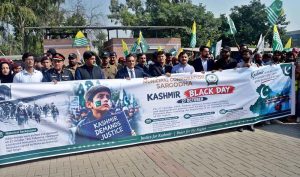 Commissioner Hafiz Shoukat Ali, Deputy Commissioner Hussain Ahmad Raza Chaudhary, civil defense personnel and citizens participate in a Kashmir Black Day solidarity rally at the Arts Council.