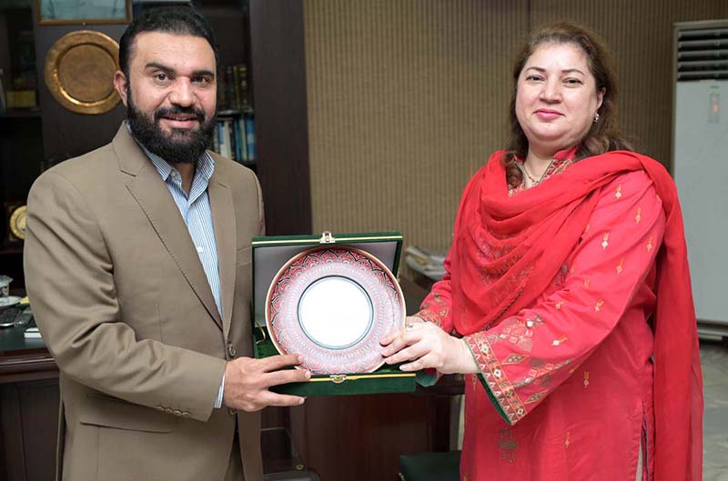 Acting MD, Associated Press of Pakistan(APP), Sabeen Usman Khattak presenting a souvenir to Executive Director Higher Education Commission, Pro Dr Zia Ul Haq during his visit to APP Headquarters