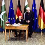 President Asif Ali Zardari signing the Guests’ Book in the presence of German President Dr. Frank-Walter Steinmeier at the Office of the President