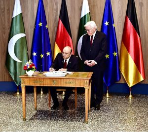 President Asif Ali Zardari signing the Guests’ Book in the presence of German President Dr. Frank-Walter Steinmeier at the Office of the President