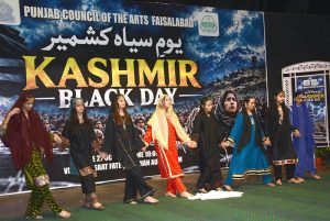 Faculty members and students of Government College Women University Faisalabad (GCWUF) lead a walk to mark Kashmir Black Day.