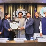 FCCI President Arif Ehsan Malik presents a memento to Punjab Governor Sardar Saleem Haider Khan during his visit to the Faisalabad Chamber of Commerce and Industry (FCCI)