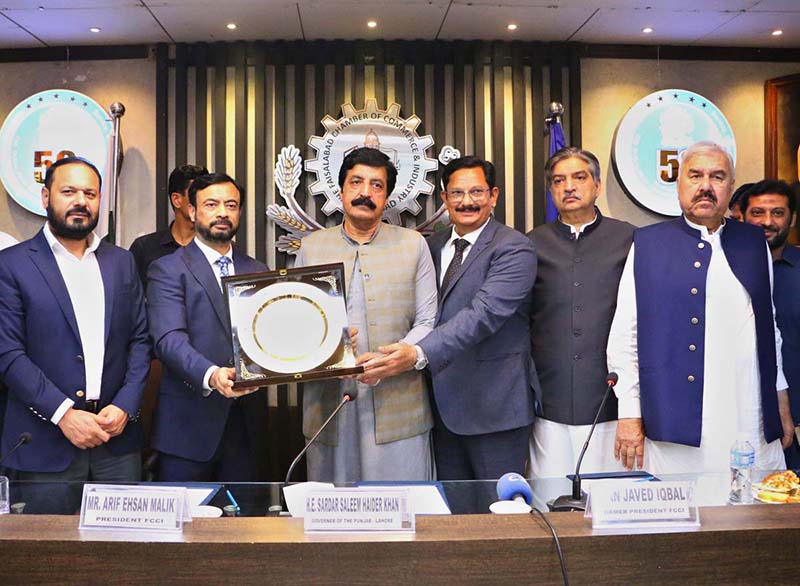 FCCI President Arif Ehsan Malik presents a memento to Punjab Governor Sardar Saleem Haider Khan during his visit to the Faisalabad Chamber of Commerce and Industry (FCCI)