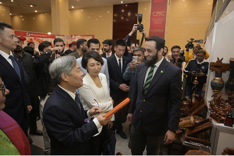 Federal Minister for Information and Broadcasting Attaullah Tarar and Ambassador of the People’s Republic of China to Pakistan H.E. Jiang Zaidong, along with other dignitaries, visit stalls during the launch of the China-Pakistan Information Corridor (CPIC) at the Pakistan-China Friendship Centre