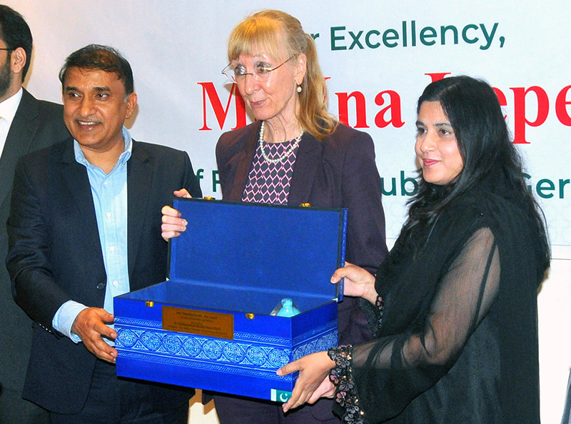 President Multan Chamber of Commerce and Industry (MCCI), Dr. Shafiq Khan Pitafi presents a traditional souvenir to German Ambassador to Pakistan Ms. Ina Lepel during her visit to the chamber