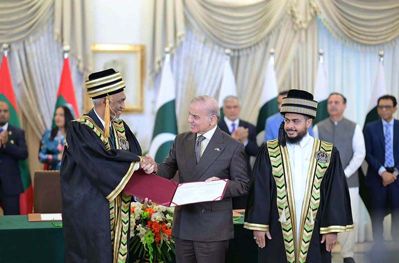 Prime Minister Muhammad Shehbaz Sharif and Rector of International Islamic University Prof. Dr. Ahmed Saad Al Ahmed presenting honorary PhD degree to President of Maldives Dr. Muhammad Muizzu at a special convocation at the Prime Minister's House