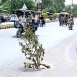 An uncovered sewerage manhole on a main road in the city poses a serious safety risk to thousands of vehicles plying on the road, calling for immediate attention from the concerned authorities