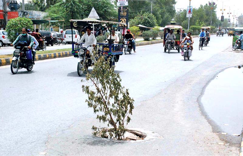An uncovered sewerage manhole on a main road in the city poses a serious safety risk to thousands of vehicles plying on the road, calling for immediate attention from the concerned authorities