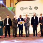 Sindh Governor Syed Muhammad Nehal Hashmi presents a shield to International Labour Organization (ILO) Director-General Gilbert F. Houngbo at Governor House