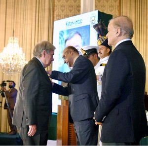 President Asif Ali Zardari conferring Nishan-e-Imtiaz on United Nations Secretary-General António Guterres at Aiwan-e-Sadr