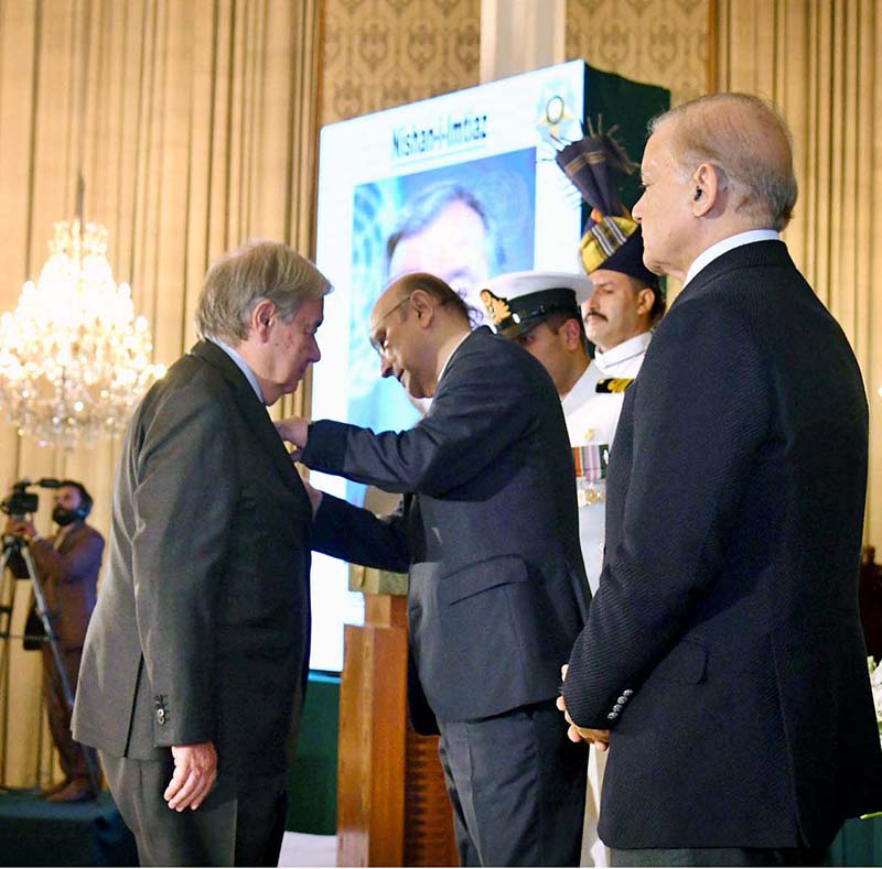 President Asif Ali Zardari conferring Nishan-e-Imtiaz on United Nations Secretary-General António Guterres at Aiwan-e-Sadr