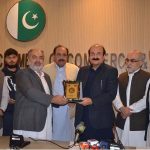 President of the Quetta Chamber of Commerce and Industry (QCCI) presents a commemorative shield to Chairman Prime Minister’s Youth Programme Rana Mashhood Ahmed Khan during his visit to the chamber