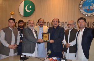 President of the Quetta Chamber of Commerce and Industry (QCCI) presents a commemorative shield to Chairman Prime Minister’s Youth Programme Rana Mashhood Ahmed Khan during his visit to the chamber