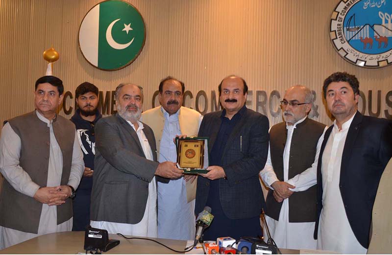 President of the Quetta Chamber of Commerce and Industry (QCCI) presents a commemorative shield to Chairman Prime Minister’s Youth Programme Rana Mashhood Ahmed Khan during his visit to the chamber