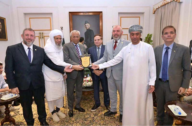 Mufti Abdul Rahim, Chancellor of Al-Ghazali University, presents the university’s shield to Sindh Governor Syed Muhammad Nihal Hashmi at Governor House. Former Egyptian Minister Professor Dr. Sami Al-Sharif, Consul General of Oman Sami Al-Hajari and Principal Secretary to the Governor of Sindh Dr. Syed Saif-ur-Rehman are also present on the occasion