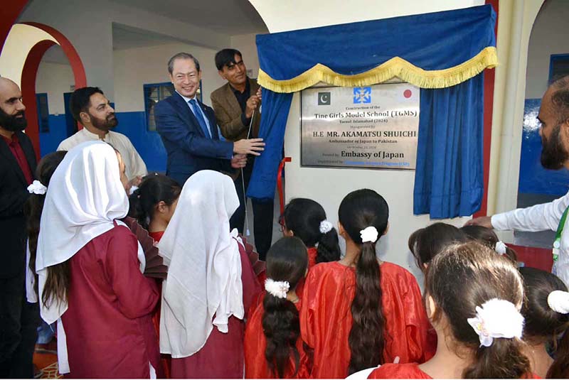 Japanese Ambassador to Pakistan Wakamatsu Shigeomi inaugurates the newly constructed Tharnol Girls Model Primary School i na suburban area of Tarnol, built with support from the Government of Japan’s Grant Assistance for Grassroots Human Security Projects (GGP)