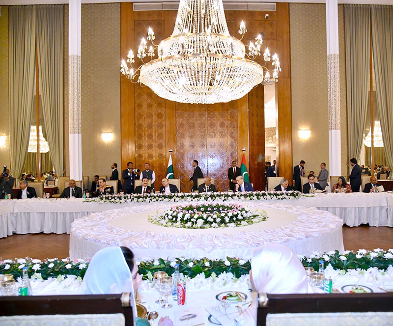President Asif Ali Zardari, along with President Mohamed Muizzu of the Maldives, Prime Minister Muhammad Shehbaz Sharif, Field Marshal Syed Asim Munir, COAS & Chief of Defence Forces, Chairman Senate Syed Yousuf Raza Gilani, Speaker National Assembly Sardar Ayaz Sadiq, Admiral Naveed Ashraf, Chief of the Naval Staff, and General Syed Aamer Raza, Commander National Strategic Command, at the State Banquet hosted by the President in honour of the visiting President and his delegation at Aiwan-e-Sadr