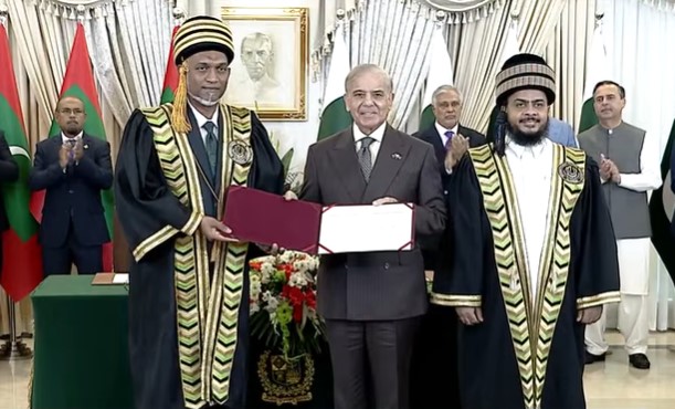 IIUI confers honorary doctorate in Politics &amp; IR on Maldives President