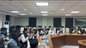 Tribal jirga offers to help ease tensions between KP, federal governments
