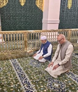 DPM Dar arrives in Madinah pays respects at Roaz-e-Rasool (PBUH)